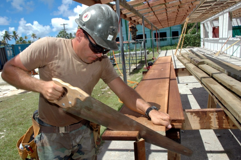 charpentier-THIERY-min_worker_construction_building_carpenter_male_job_build_helmet-893290